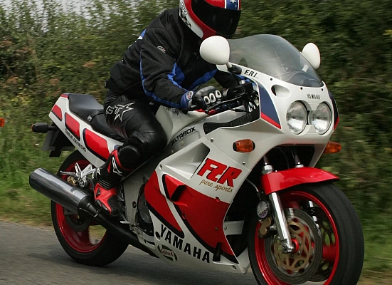 Yamaha FZR 750