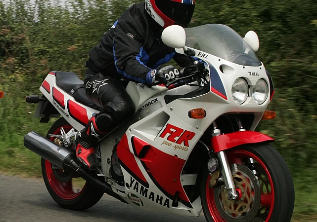Yamaha FZR 750